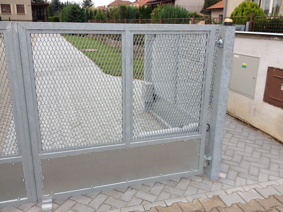 Detail zinkované brány s výplní z tahokovu a plechovou spodní částí