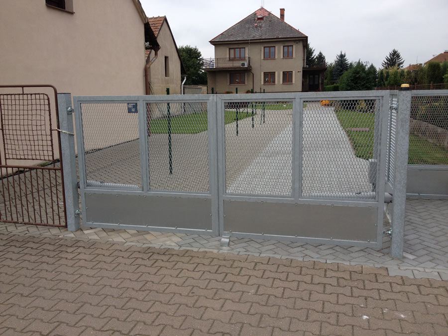 Zinkovaná dvoukřídlá brána s výplní z tahokovu a plechovým soklem
