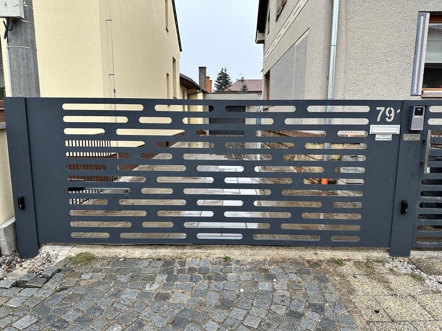 Jednokřídlá brána z děrovaného plechu v antracitu s fotobuňkami pohonu