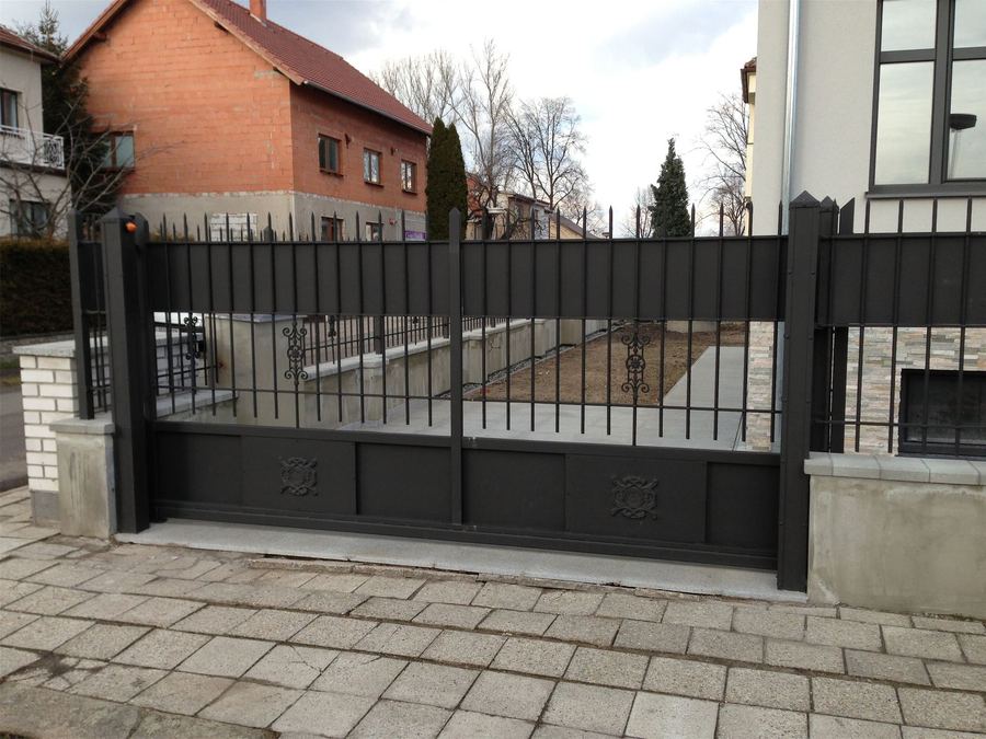 Antracitová samonosná posuvná brána se zdobnými kovanými prvky